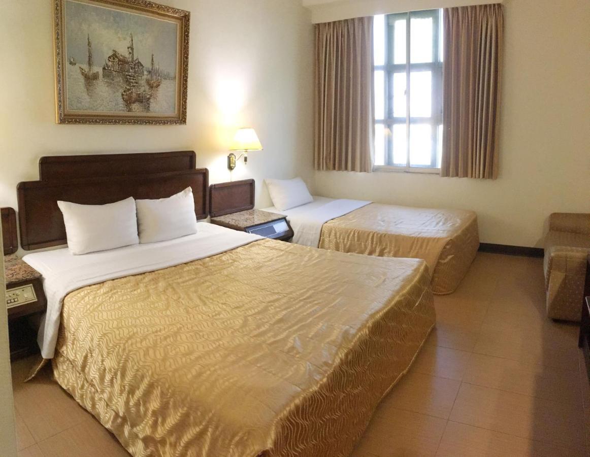 文南哥爸妻夫飯店 Hotell Tainan Exteriör bild