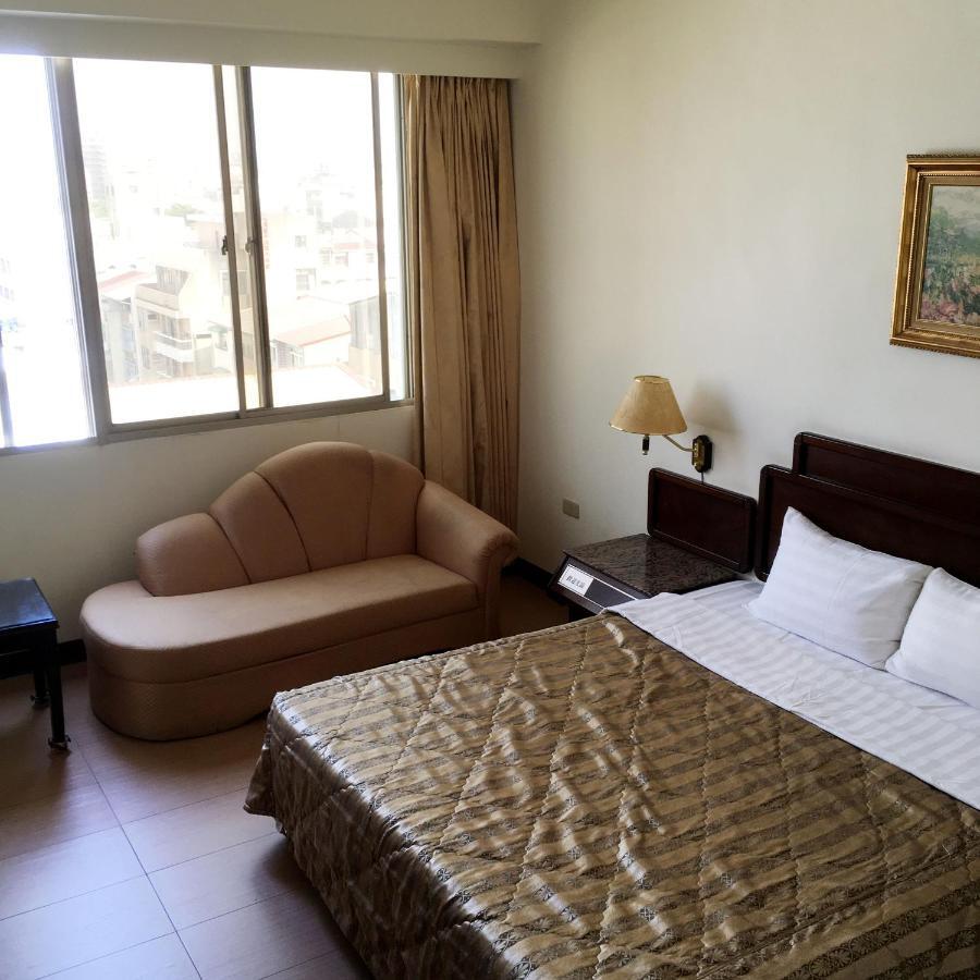 文南哥爸妻夫飯店 Hotell Tainan Exteriör bild