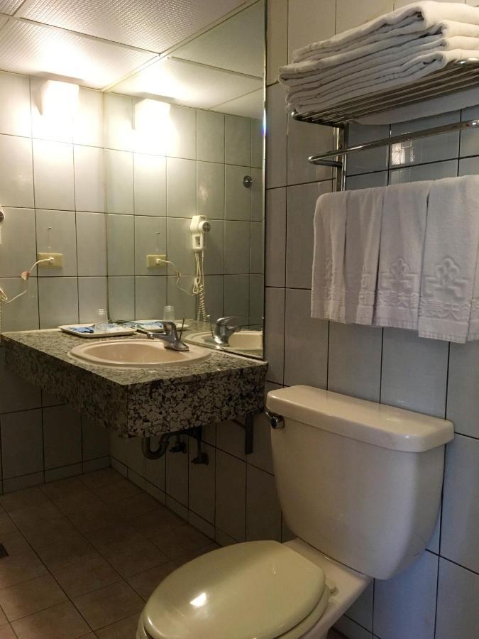 文南哥爸妻夫飯店 Hotell Tainan Exteriör bild