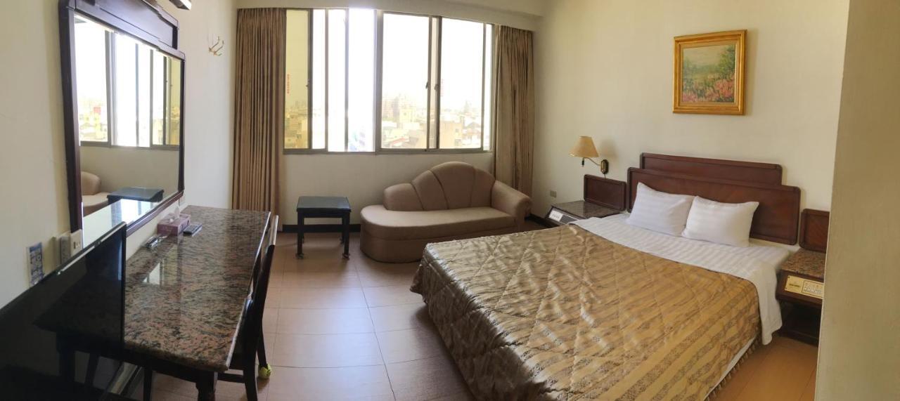 文南哥爸妻夫飯店 Hotell Tainan Exteriör bild