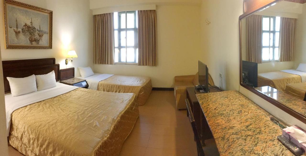 文南哥爸妻夫飯店 Hotell Tainan Exteriör bild