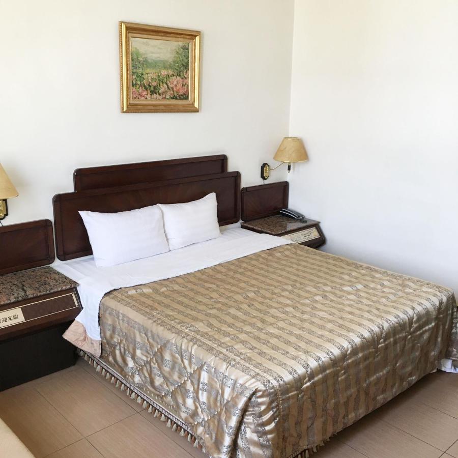 文南哥爸妻夫飯店 Hotell Tainan Exteriör bild