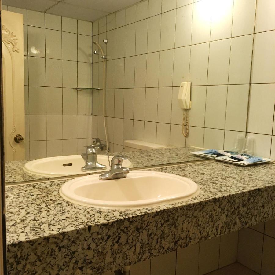文南哥爸妻夫飯店 Hotell Tainan Exteriör bild