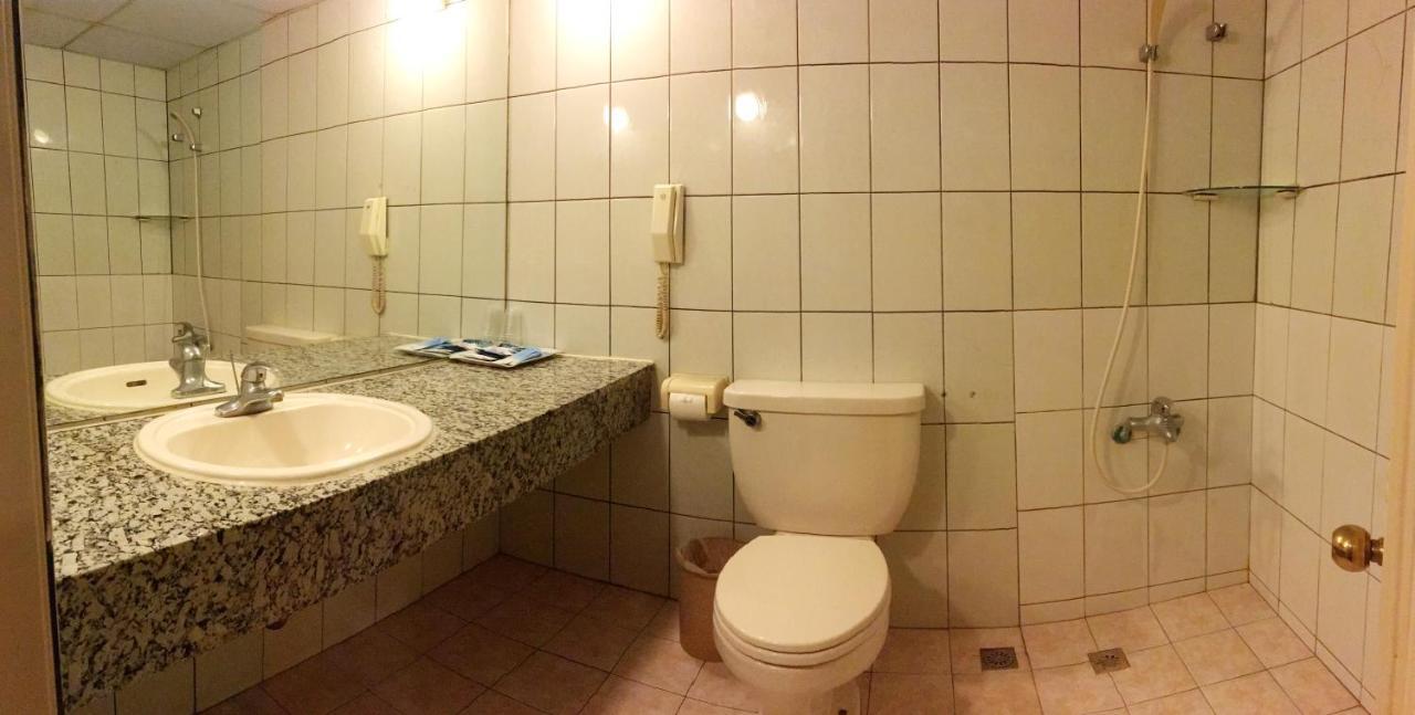 文南哥爸妻夫飯店 Hotell Tainan Exteriör bild