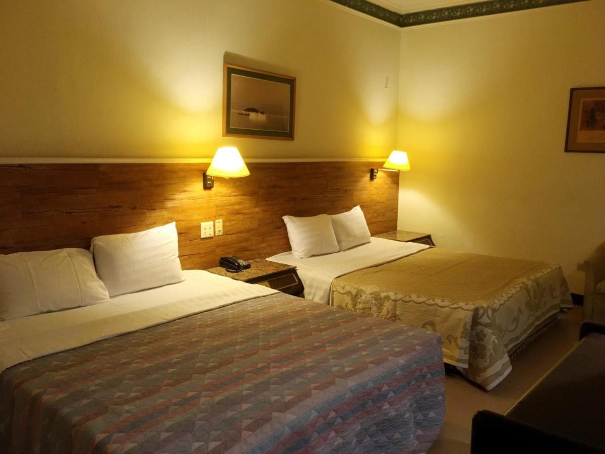 文南哥爸妻夫飯店 Hotell Tainan Exteriör bild