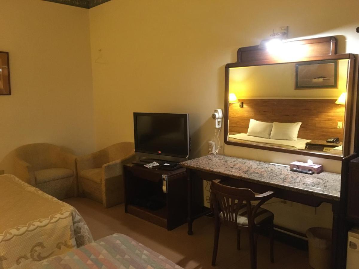 文南哥爸妻夫飯店 Hotell Tainan Exteriör bild