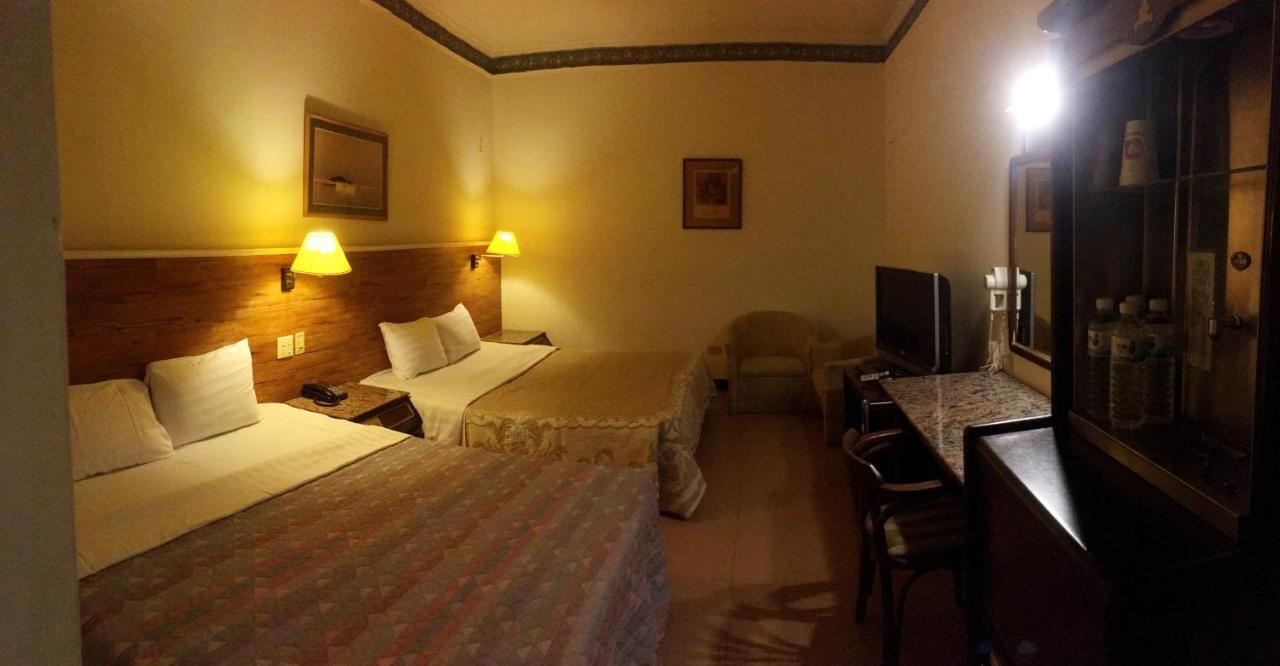 文南哥爸妻夫飯店 Hotell Tainan Exteriör bild