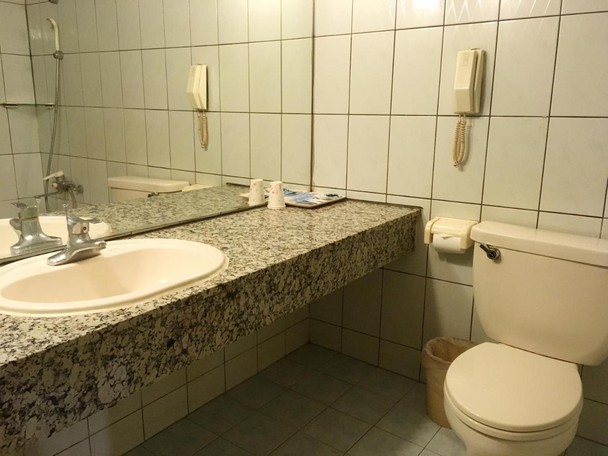 文南哥爸妻夫飯店 Hotell Tainan Exteriör bild