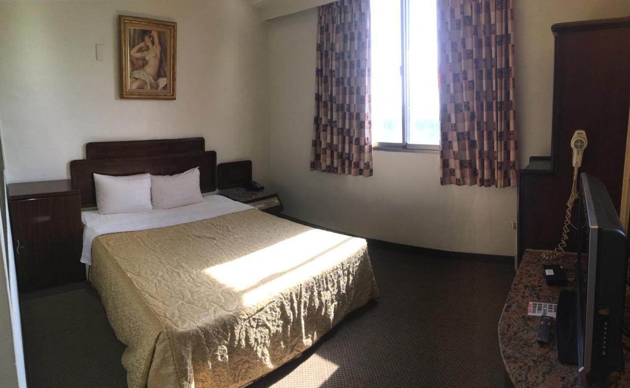 文南哥爸妻夫飯店 Hotell Tainan Exteriör bild