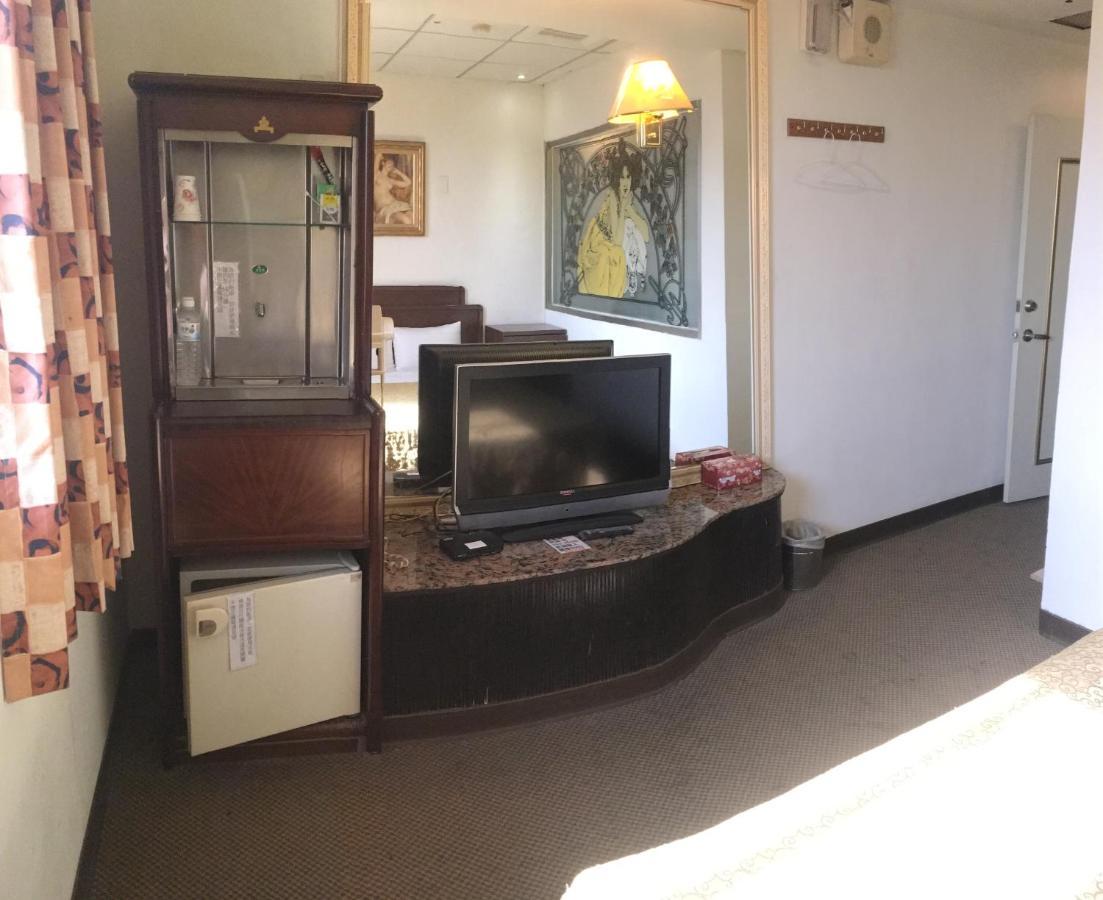 文南哥爸妻夫飯店 Hotell Tainan Exteriör bild